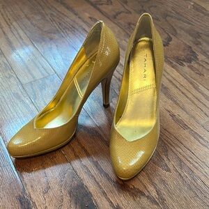 Vintage Tahari “lolly” Mustard Yellow Women's Heels